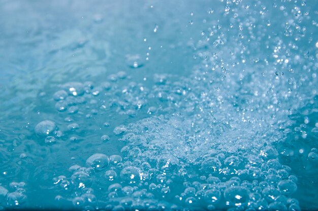 Foto het blauwe water ziet er fris uit met bubbels en water.