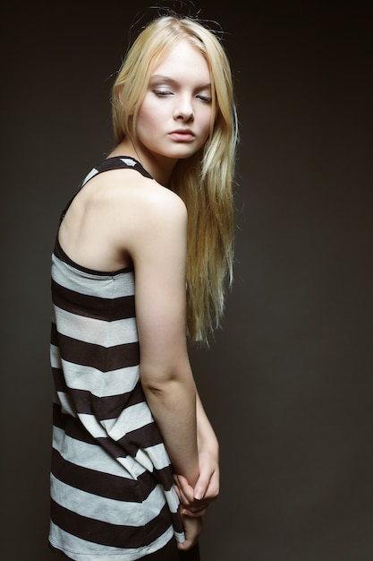 Het blonde model stellen van de manier in studio