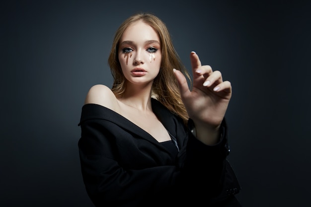 Het blondevrouw van het schoonheidsportret met make-up en grote blauwe ogen