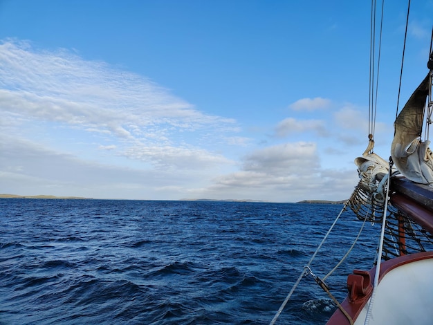 Het boegaanzicht van het zeiljacht tijdens reizen op zee