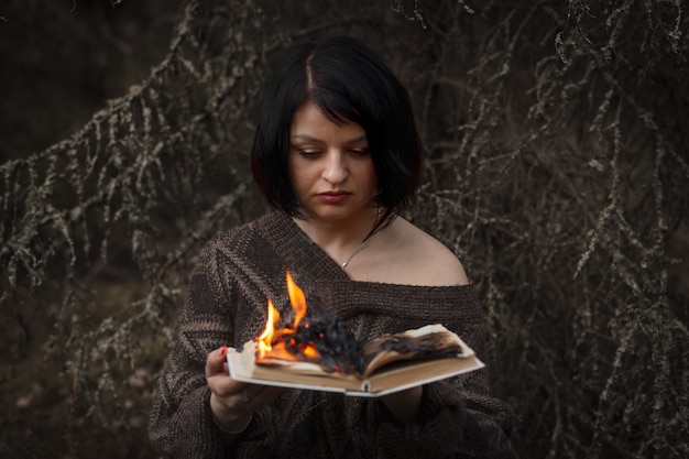 Het boek brandt in de handen van een vrouw