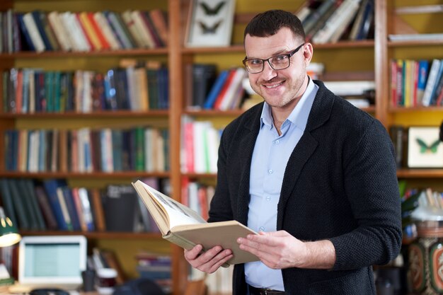 Het boek van de mensenlezing in universiteitsbibliotheek vele boeken