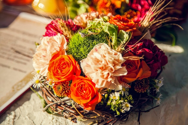 Foto het boeket van de huwelijksbruid in het de herfstthema.