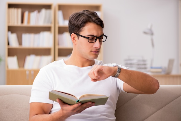 Het boekzitting van de mensenlezing in laagbank