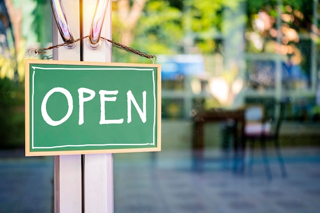 Foto het bord aan de deur van de winkel staat open. de winkel is open voor normale dienstverlening.