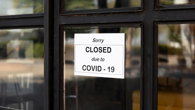 Het bord voor het kantoor is tijdelijk gesloten teken coronavirus in de winkel