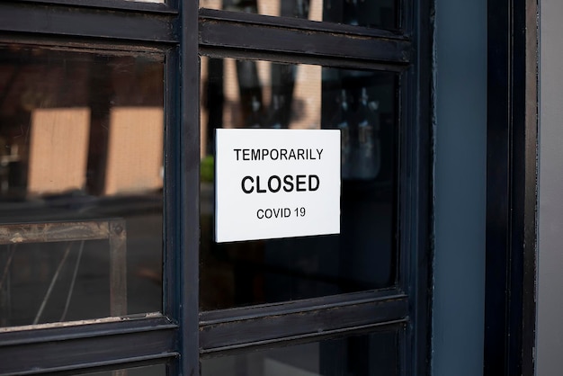 Het bord voor het kantoor is tijdelijk gesloten Teken Coronavirus in de winkel