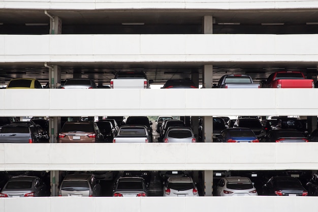 Het bouwen van parkeerdekniveaus en rijen in hoog gebouw in de stad