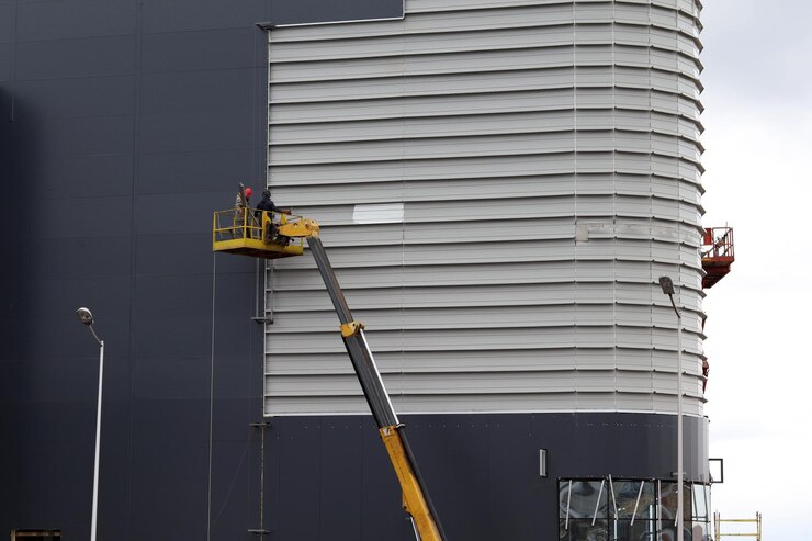 Het bouwplatform bevindt zich op een hoogte waarop mensen decoratieve panelen monteren
