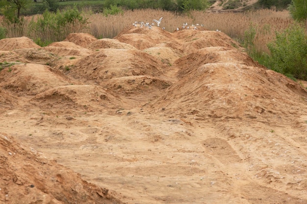 Het bouwproces egaliseert het bouwgebied door de aarde te vullen in de vorm van enorme palen