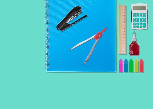 Het bovenaanzicht met notitieboekje voor kantooraccessoires en kleurrijke stickers