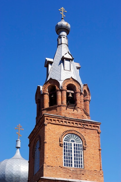 Het bovenste deel van de klokkentoren van de orthodoxe kerk