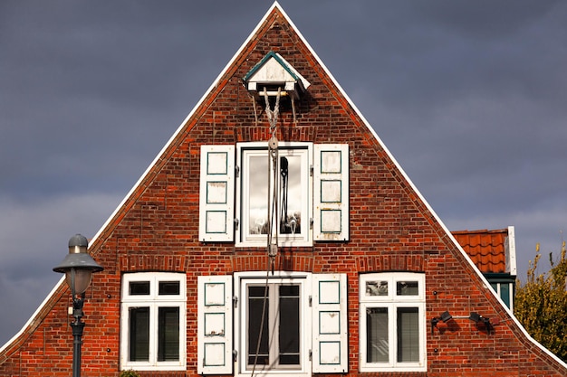 Foto het bovenste gedeelte van een oud duits privéhuis van baksteen met openslaande ramen