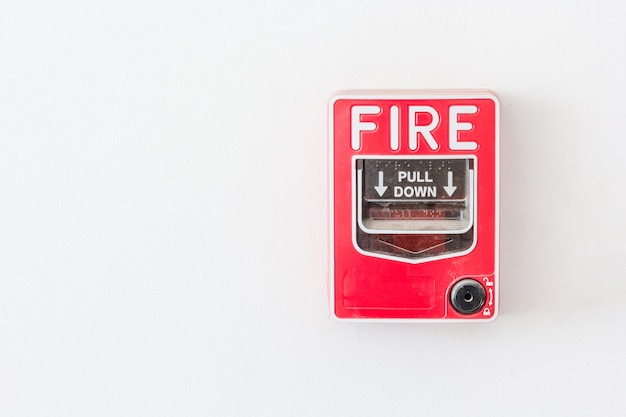 Het brandalarm schakelt witte muur als achtergrond voor waarschuwing en veiligheidssysteem in.