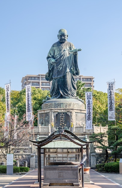 Het bronzen beeld van Nichiren Shonin, een oprichter van Nichiren School, een boeddhistische school in Japan