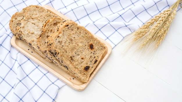 Foto het brood van graankorrels op een witte lijst.