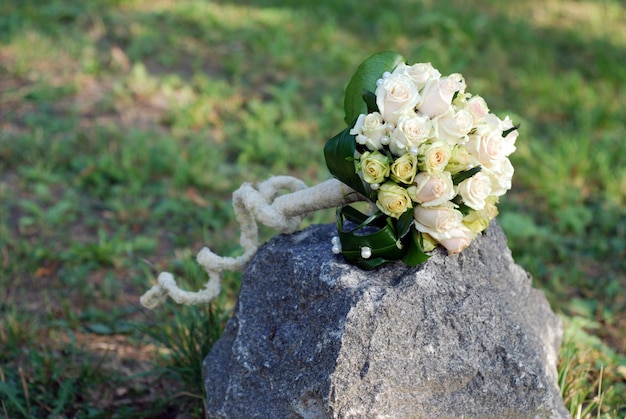 Het bruidsboeket met witte rozen op een sto
