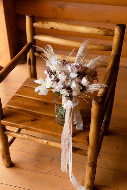 Het bruidsboeket staat naast andere trouwaccessoires op een prachtig achtergrondstijlvol boeket met droogbloemen