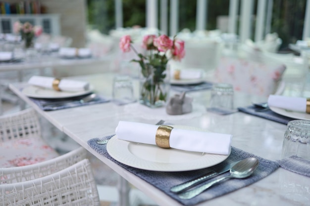Het bruiloftsdecor Tafels gedekt voor een evenementfeest of huwelijksreceptie luxe elegante tafelschikking diner in een restaurant glazen en servieszaal voor banketten en bruiloften