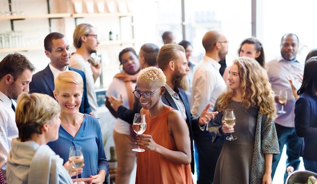 Foto het buffet die van het de partijplezier van diversiteitsmensen concept eten