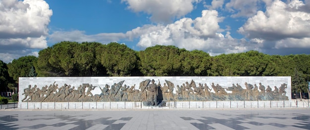 Het canakkale martyrs memorial is een oorlogsmonument ter herdenking van de dienst van ongeveer turkse soldaten die deelnamen aan de slag om gallipoli