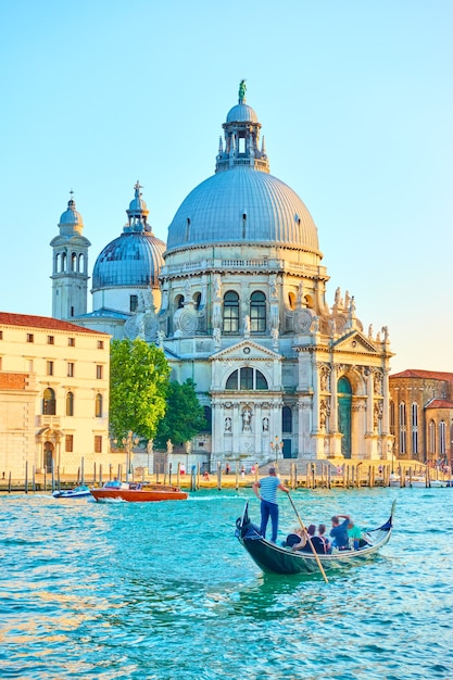 Het canal grande en de kerk santa maria della salute in venetië, italië