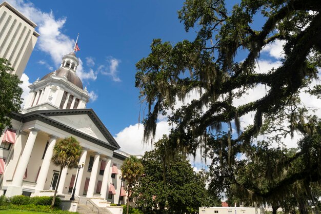 Het capitol-gebouw in het centrum van tallahassee florida ondergaat een renovatie, maar ziet er nog steeds goed uit