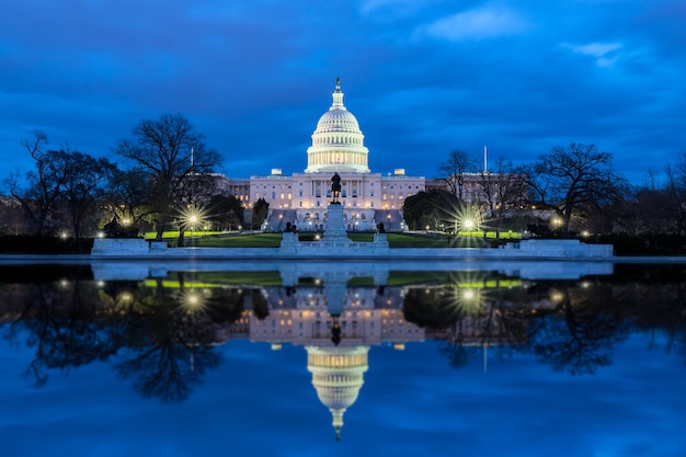 Het capitool van verenigde staten met bezinning bij nacht, washington dc, de vs