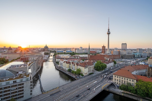 Het centrum van Berlijn met de iconische tv-toren bij zonsondergang