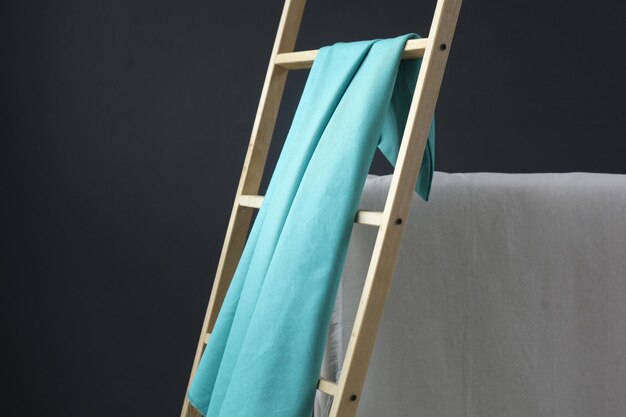 Het ceruty stofmateriaal ontrafeld op de houten trap Fabric background concepten