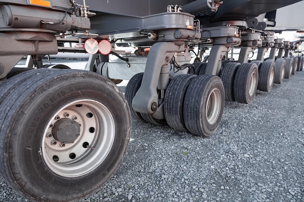 Het chassis van een grote vrachtwagenkraan Wielbasis van de kraan Veel wielen op de kraan