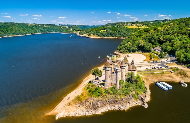 Het Chateau de Val, een middeleeuws kasteel aan een oever van de rivier de Dordogne in Frankrijk