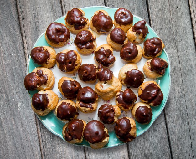 Het chocolade behandelde close-up van het het gebakjerookwolken van de vanilleroom.