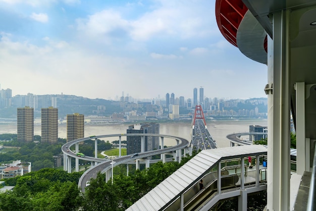 Het cirkelvormige viaduct en de stedelijke skyline bevinden zich in Chongqing, China