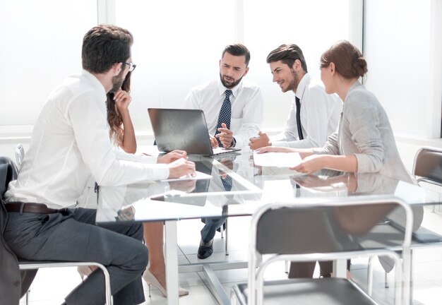 Het commerciële team bespreekt bedrijfskwesties het concept groepswerk