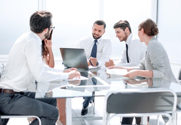 Het commerciële team bespreekt bedrijfskwesties het concept groepswerk