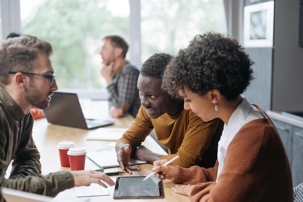 Het commerciële team bespreekt nieuwe informatieclose-up