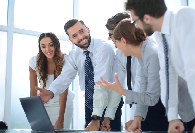 Het commerciële team bespreekt online informatiezaken en technologie