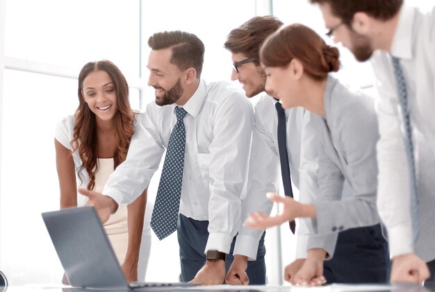 Het commerciële team bespreekt online informatiezaken en technologie