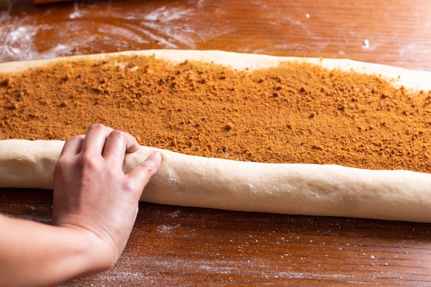 Het concept die van de voedselbakkerij brood maken dought voor Kaneelbroodje Gevlecht Brood met exemplaarruimte