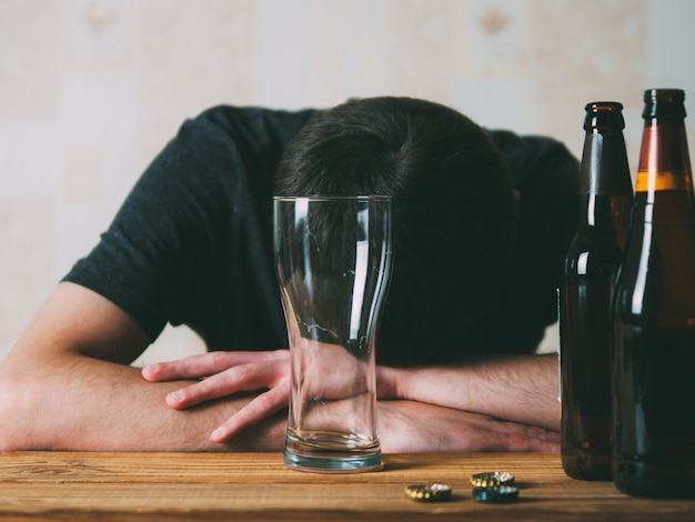 Foto het concept van alcoholisme