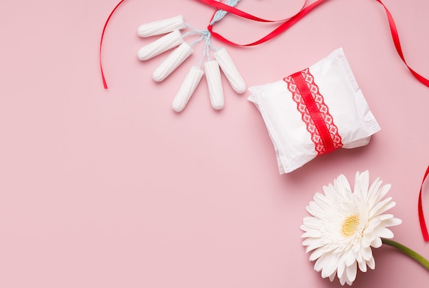 Het concept van bescherming tegen lekken met PMS. Pakkingen en tampons