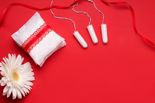 Het concept van bescherming tijdens de menstruatie. Pakkingen en tampons.