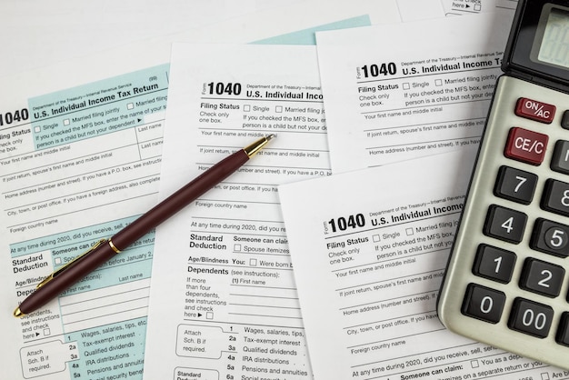 Het concept van de deadline voor papierwerk Blanco belastingformulier Belastingtermijn concept1040 belastingformulieren financieel document
