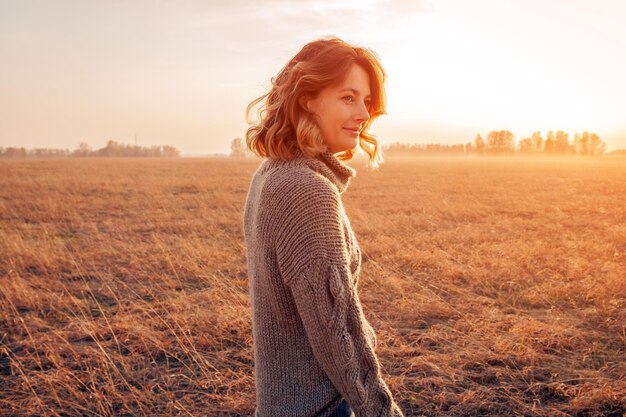 Het concept van de eenheid van vrouwen en natuur vreedzame stemming milieuvriendelijk leven