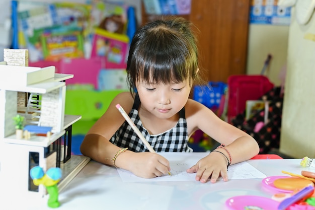 Het concept van de huisschool, Aziatische kinderen die schoolhuiswerk thuis doen