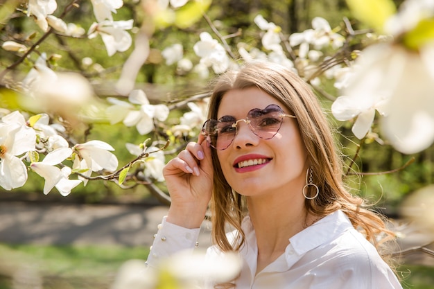 Het concept van de lente genietend van aard en bloeiende bomen