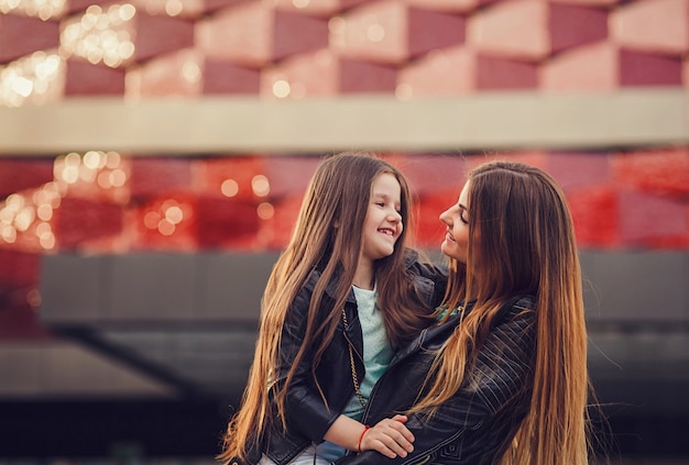 Het concept van de manierfamilie - modieuze moeder en kindslijtage.