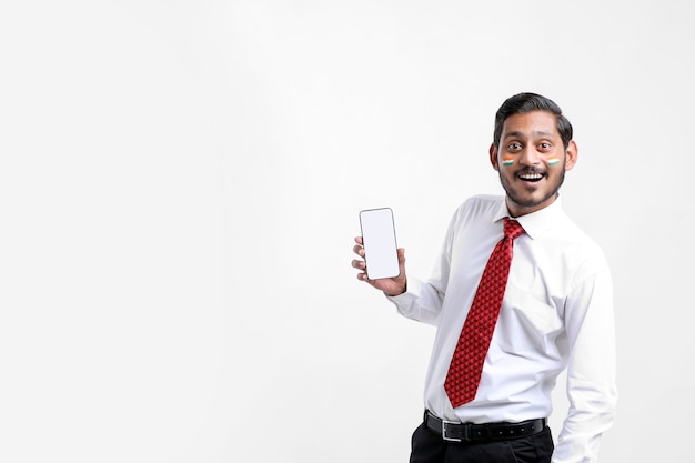 Het concept van de onafhankelijkheidsdagaanbieding: jonge indiaan die smartphone toont.