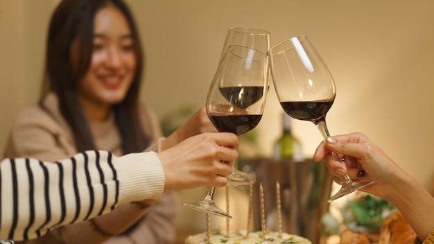 Het concept van de verjaardagsviering Aziatische meisjes rammelende glaswijn in diner om verjaardagspartij te vieren